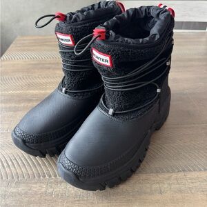 Hunter Women's Wanderer Short Sherpa Snow Boot In Black